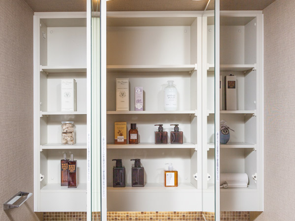 Bathing-wash room.  [Three-sided mirror housing] The storage space your family each of the bits and bobs is that Shimae clean on the back side of the three-sided mirror. It is very convenient and can easily tidy.