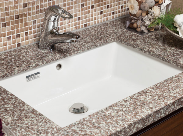 Bathing-wash room.  [Counter tops of natural stone] Basin in vanity counter top has adopted the same natural stone kitchen. It enhances beautifully clean feeling and the sense of quality of the wash room.
