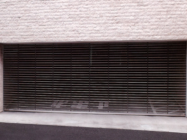 Security.  [Ring shutter gate] Protect the car, Electric shutter gate. Operation can be done by remote control from the driver's seat while riding.