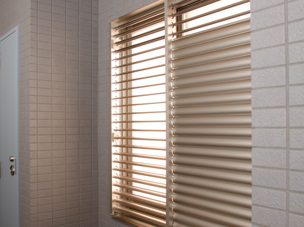 Security.  [Movable louver surface lattice] Crime prevention, ventilation, Adopted excellent louver surface lattice in lighting of. Also increase the privacy of. (FIX window portion is fixed louver surface lattice) ※ AA type addition