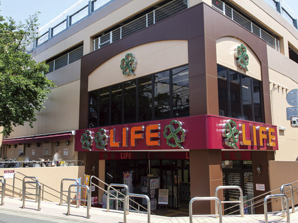 Surrounding environment. Life Higashi-Nakano store (about 510m ・ 7-minute walk)