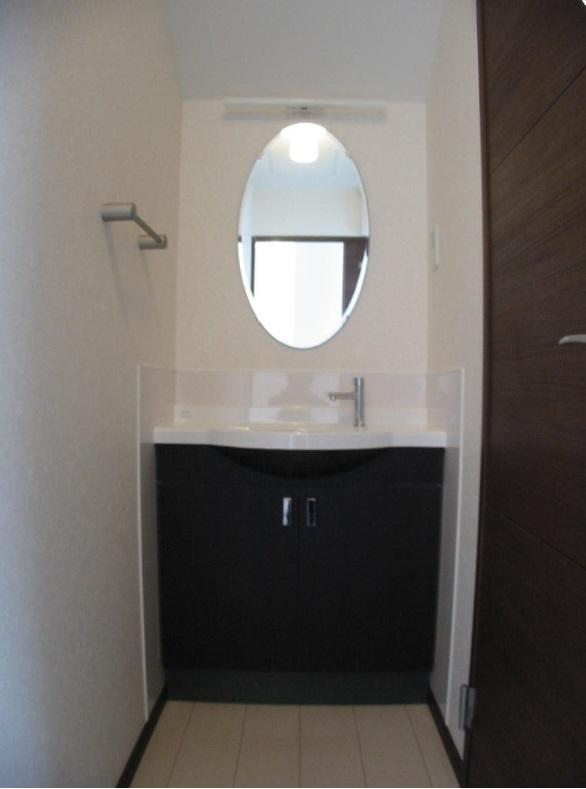 Wash basin, toilet. Interior