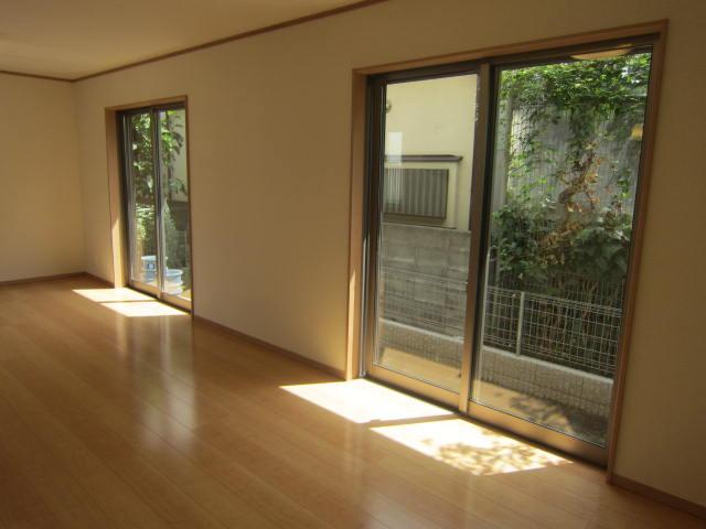 Same specifications photos (living). Same specifications living