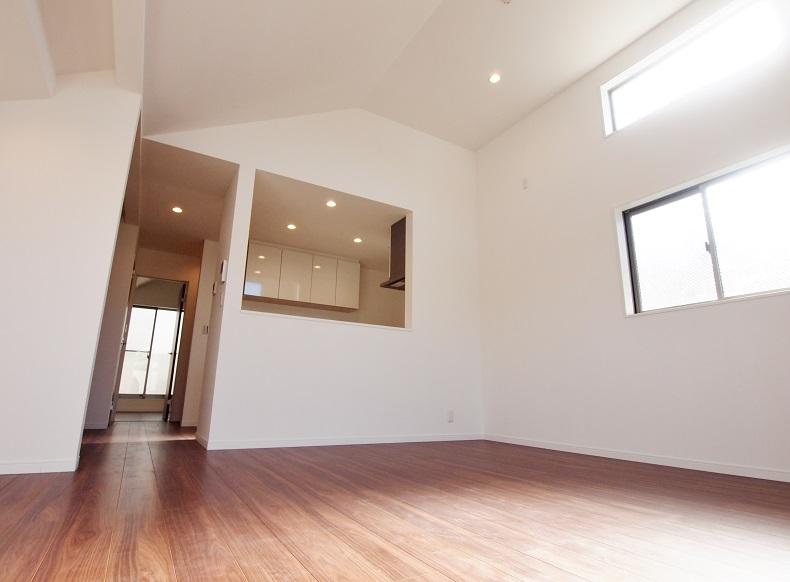 Living. - Open-minded living by the gradient ceiling -