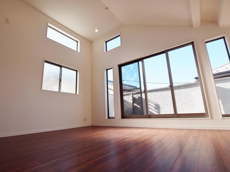 Living. - Open-minded living in the multifaceted opening -