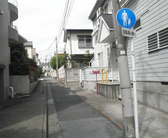 Local photos, including front road. Surrounding environment