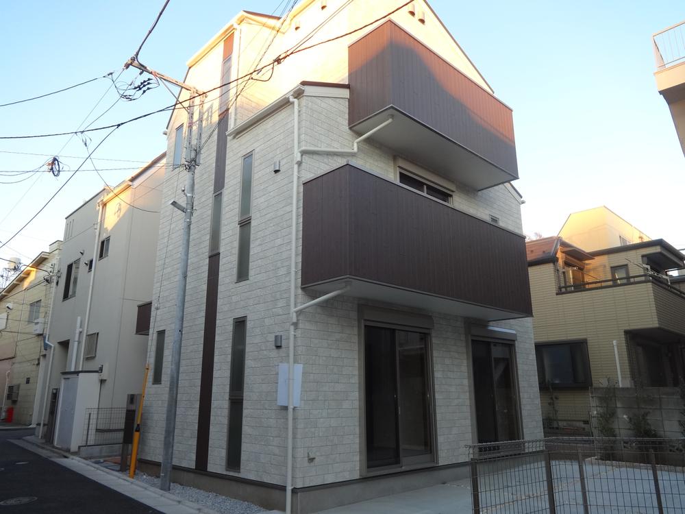 Local appearance photo. Local (12 May 2013) Shooting