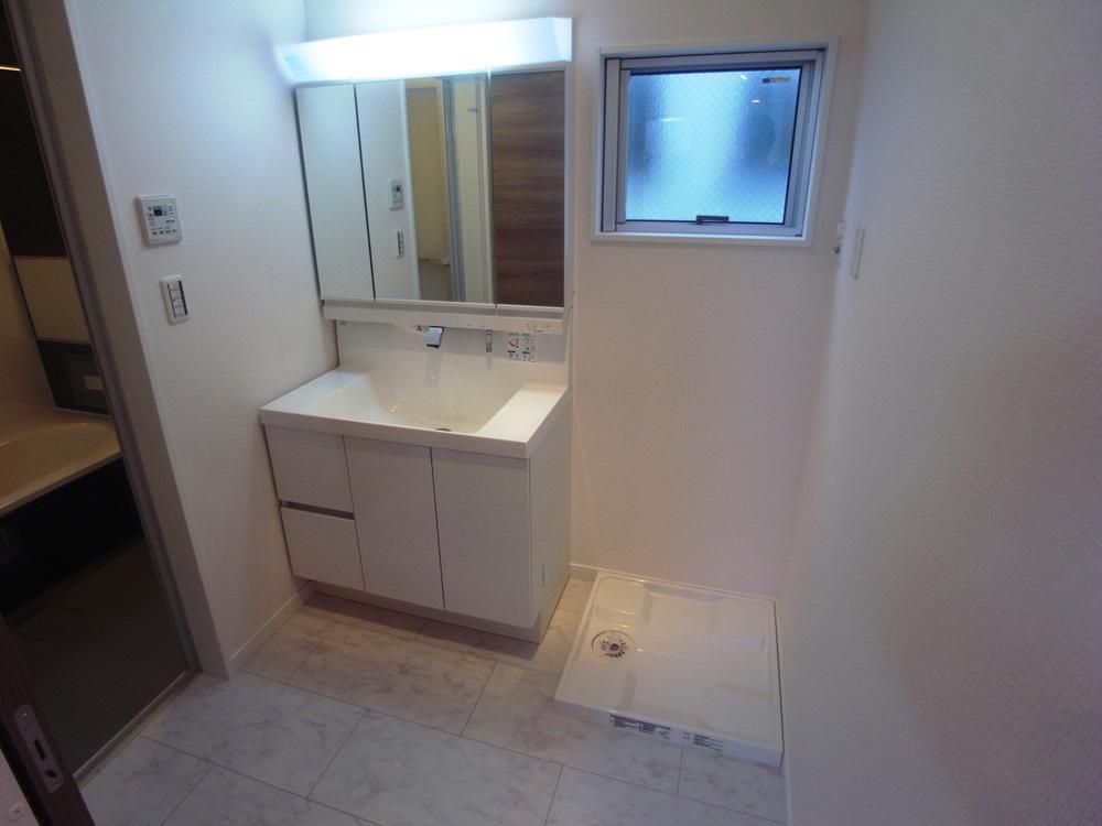 Wash basin, toilet. Indoor (12 May 2013) Shooting