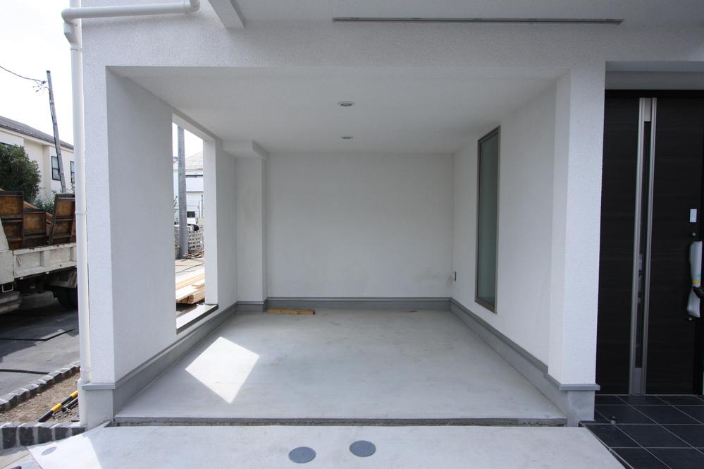 Parking lot. Large vehicles is also available parking.