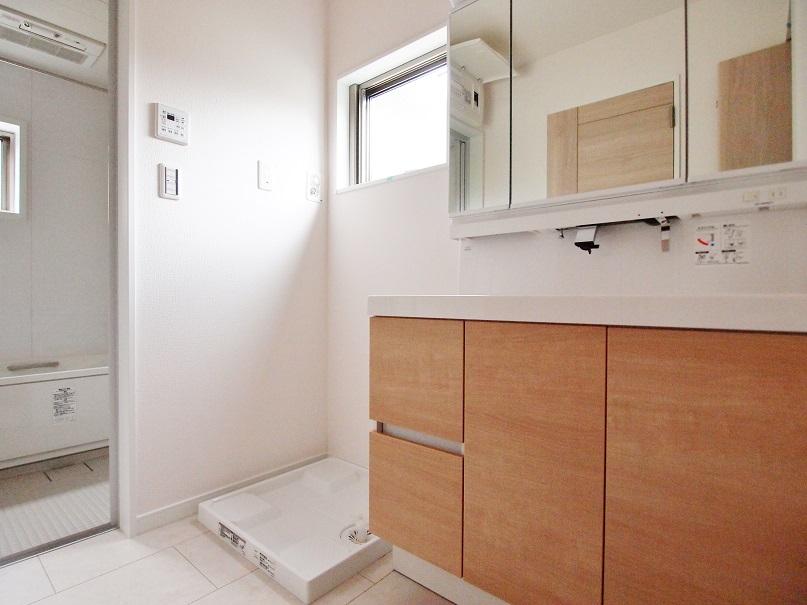 Wash basin, toilet. - Bright wash room - [D Building] Than