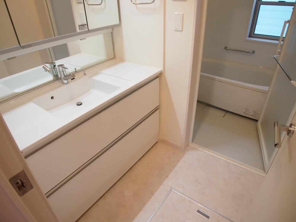 Wash basin, toilet. Indoor (11 May 2013) Shooting