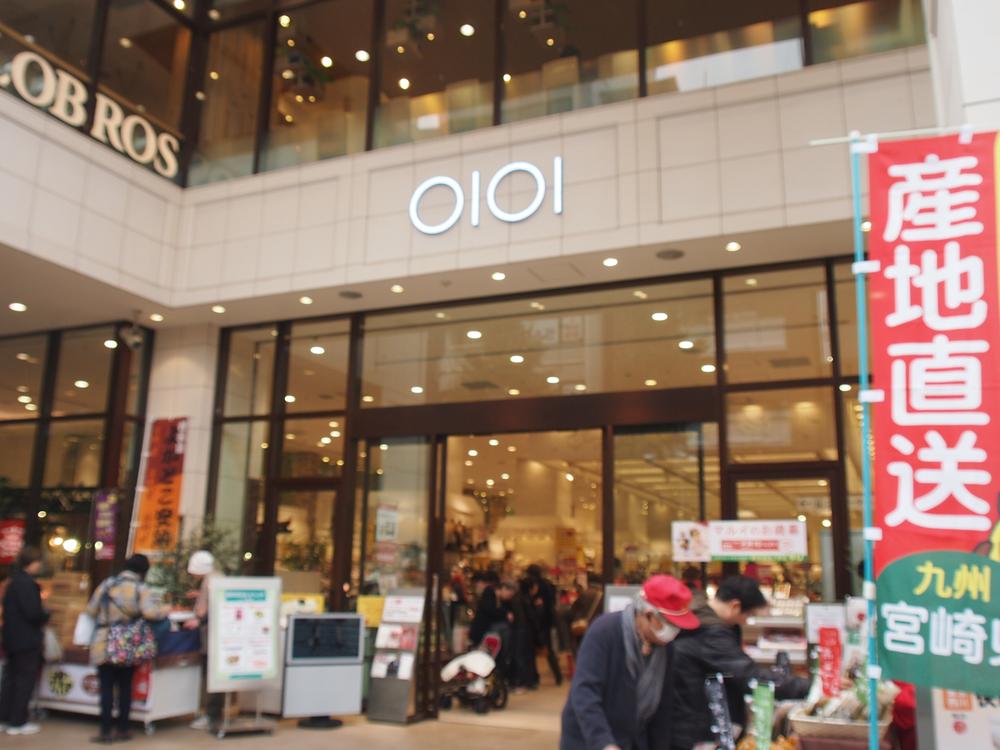 Shopping centre. Marui up to 1040m