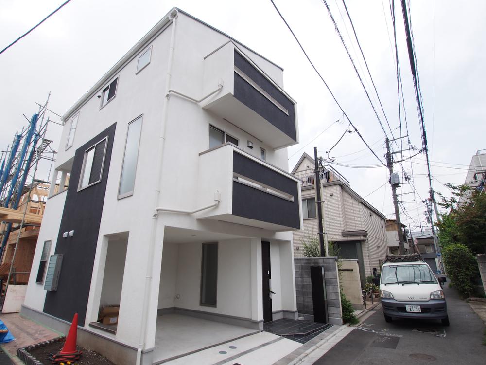 Local photos, including front road. Local (11 May 2013) Shooting