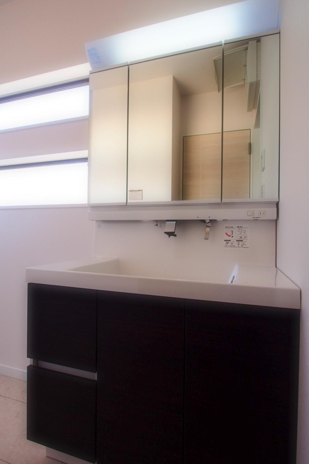 Wash basin, toilet. Indoor (12 May 2013) Shooting