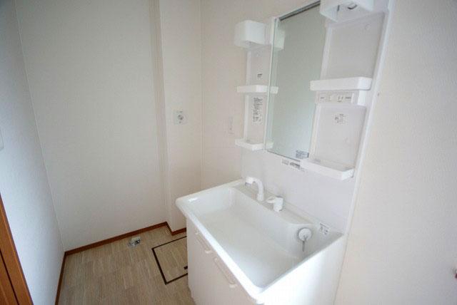 Wash basin, toilet. Indoor (July 2013) Shooting