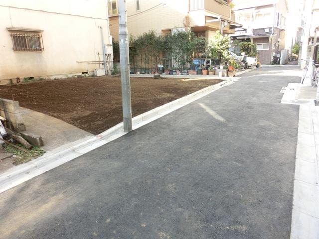 Local photos, including front road. Local (11 May 2013) Shooting