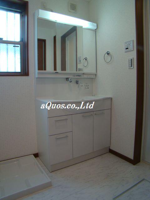 Wash basin, toilet. Room (August 2013) Shooting