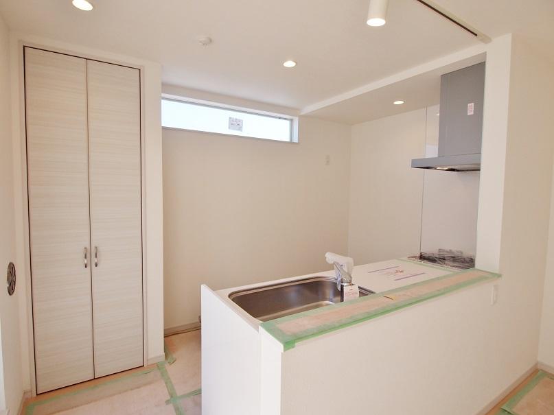 Kitchen. - Face-to-face kitchen family of communication is nurtured - [B Building]