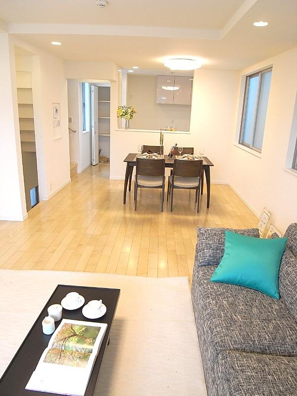 Same specifications photos (living)