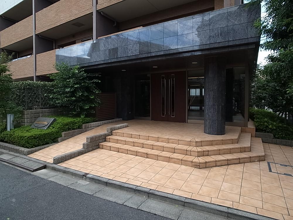 Entrance. Common areas
