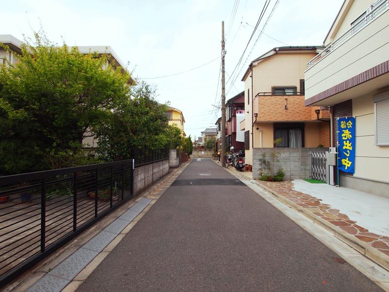 Local photos, including front road. - In the surrounding is a residential area of ​​calm atmosphere -