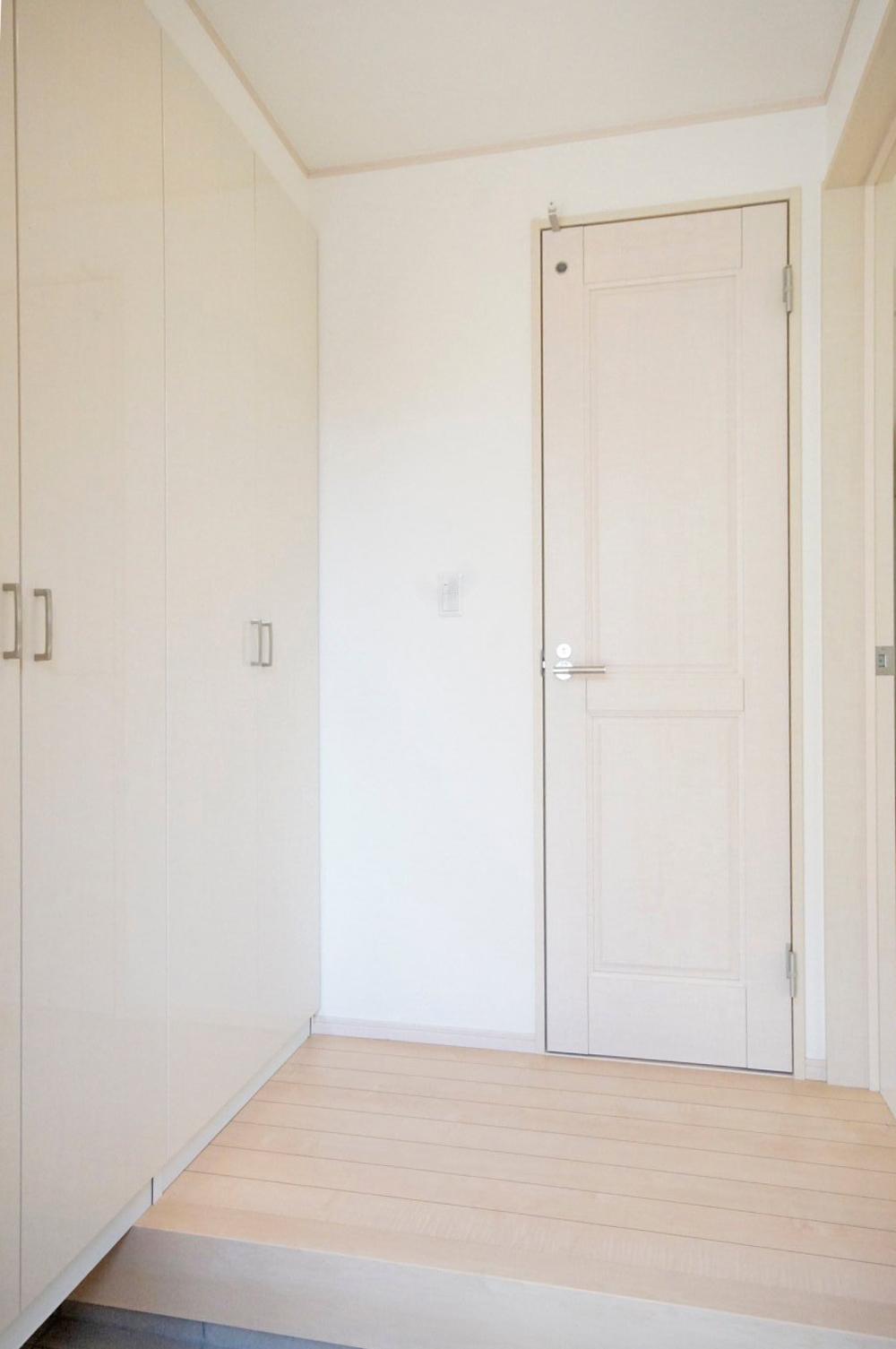 Entrance. Entrance of the white trend will produce a feeling of luxury