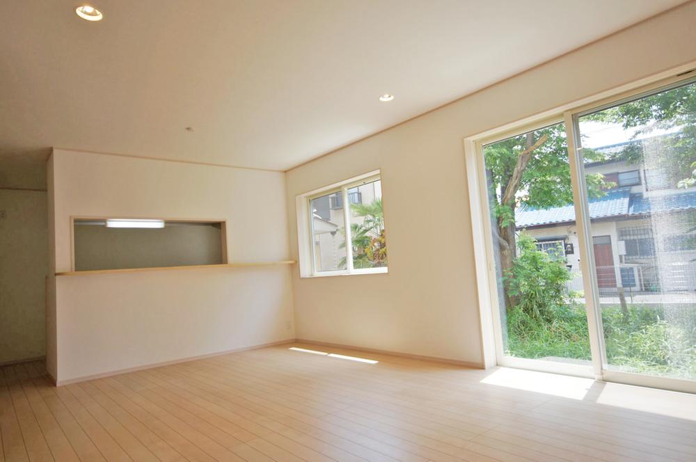 Living. South-facing living room is sunny enough, Of us with a smile of accent on family reunion will float to the eye