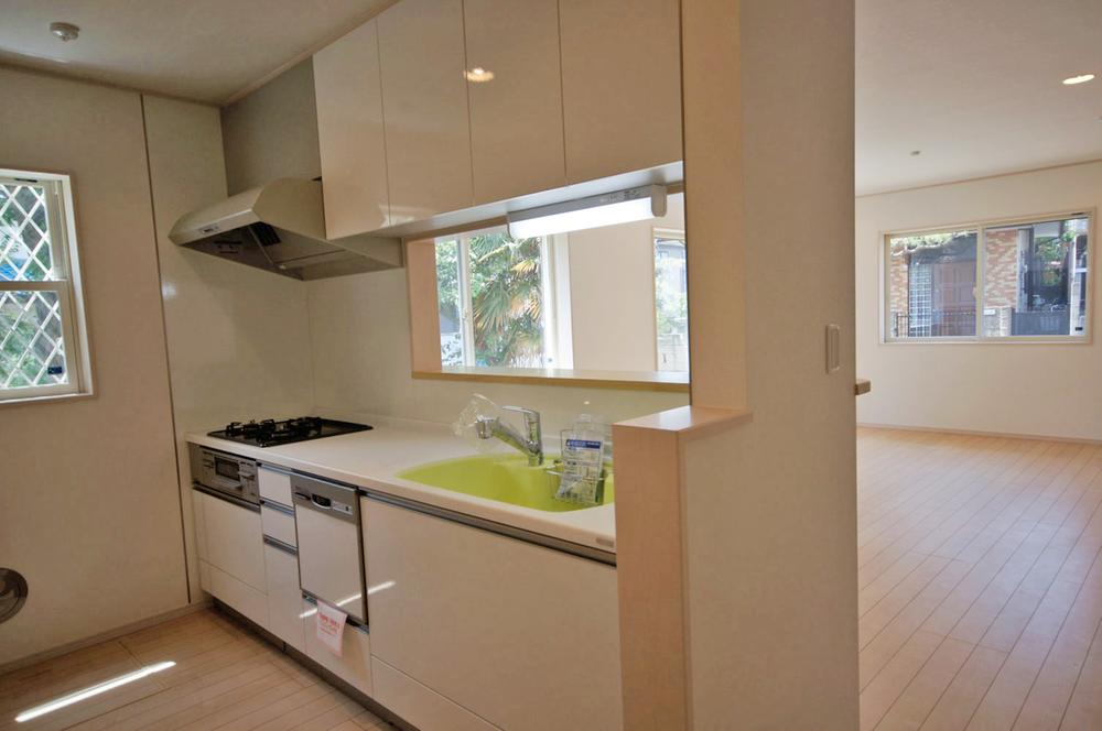 Kitchen. Please look at the family of the smile from the counter kitchen