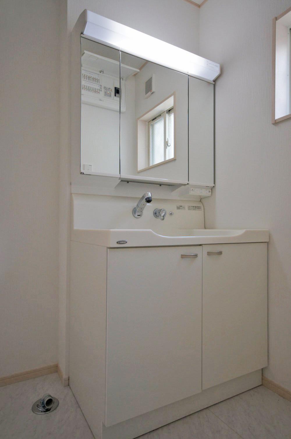 Wash basin, toilet. Three-sided mirror vanity will also enjoy preparation of the morning