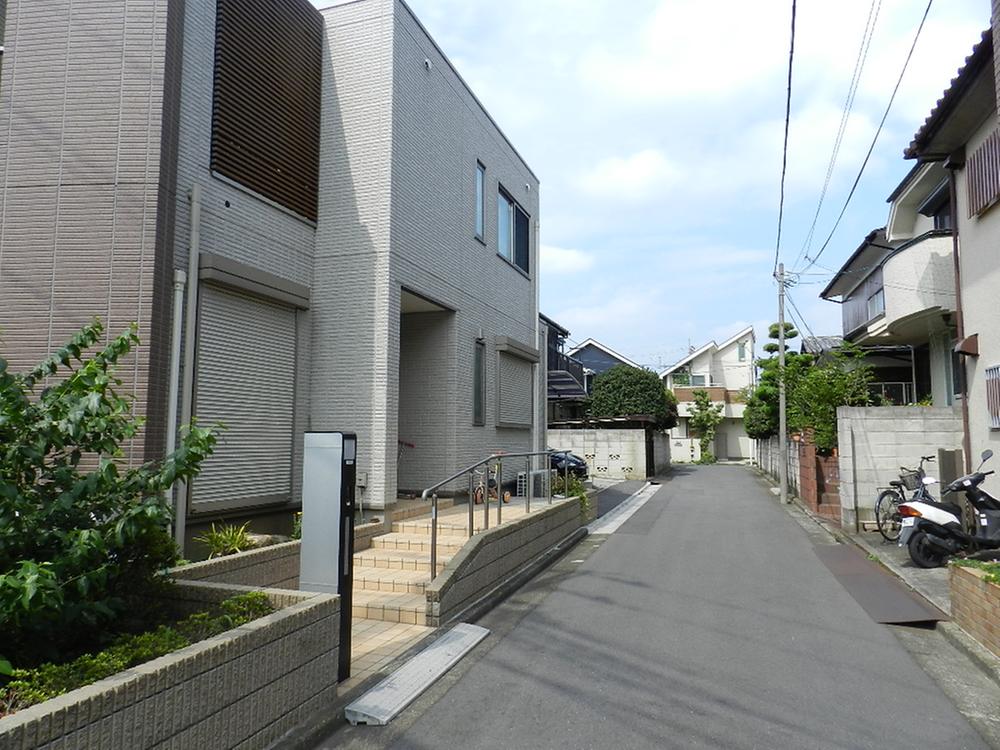 Local photos, including front road. Living environment favorable