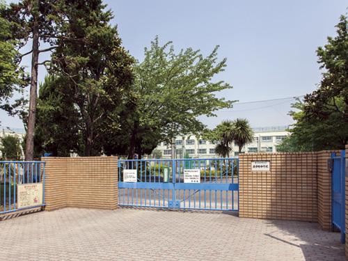 Junior high school. Municipal Kitanakano 300m up to junior high school