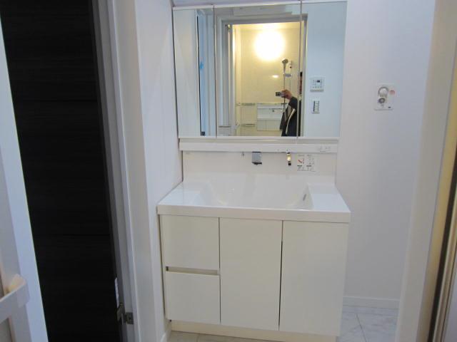 Wash basin, toilet. Indoor (10 May 2013) Shooting