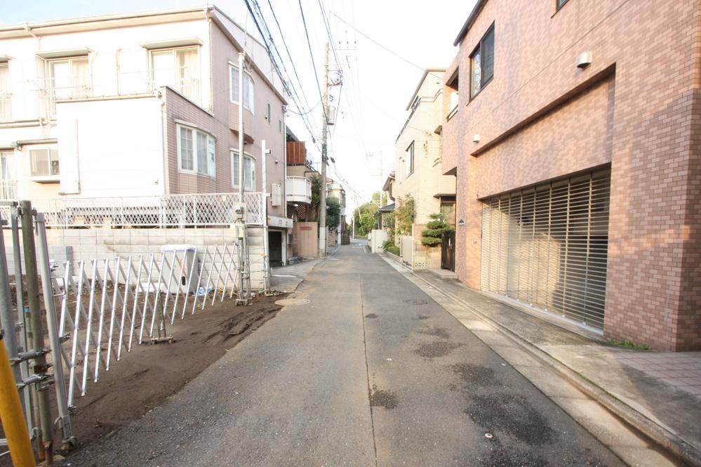 Local photos, including front road. Front road is also widely, It is open-minded site.