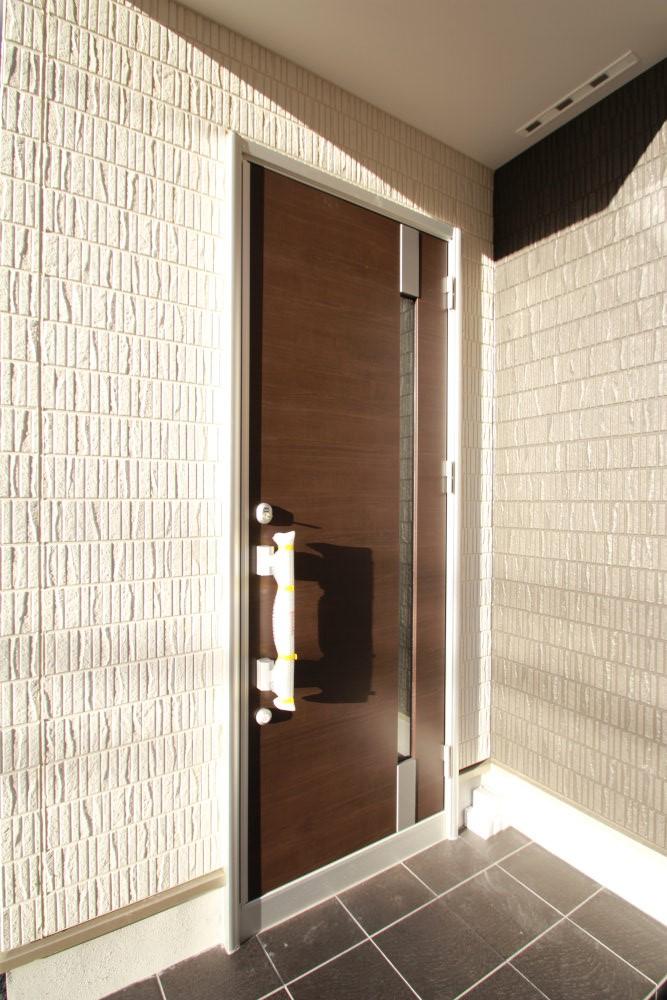 Entrance. Tastefully entrance door.