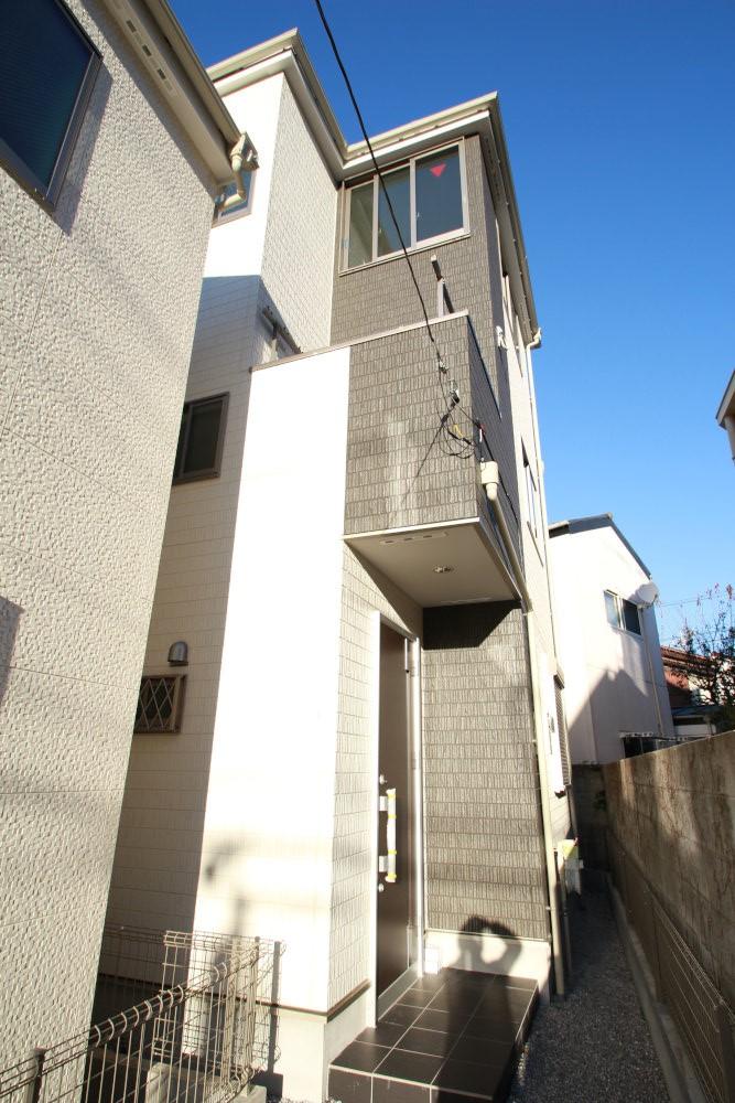 Local appearance photo. Nakano-ku, is a newly built single-family of Gangwon-cho 2-chome. Good 6 minutes and very convenient walk from the "New ekoda station" in the nearest station, Close to the environment with a view of the green there is such as Forest Park of Ekoda. Mortgage is compatible with the flat 35.