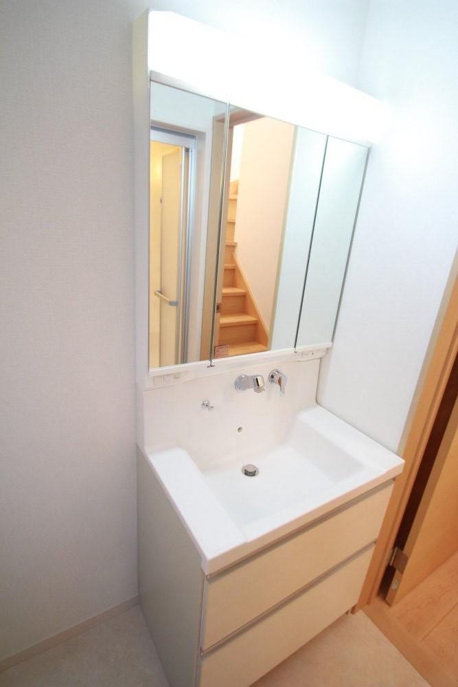 Wash basin, toilet. It is a wash basin with cleanliness.