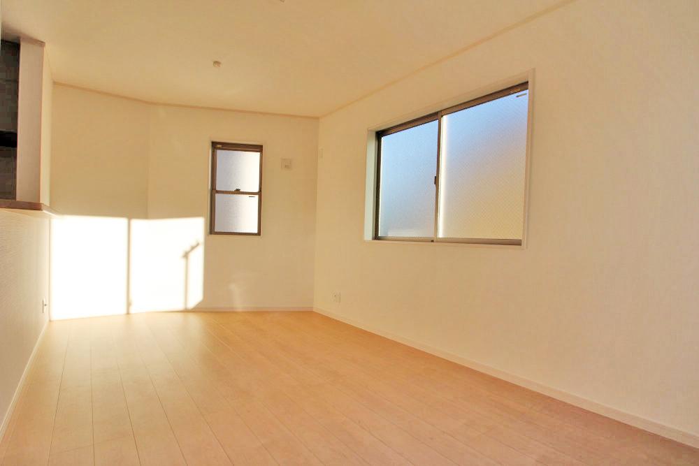 Living. Dining will enter the sun from two directions.