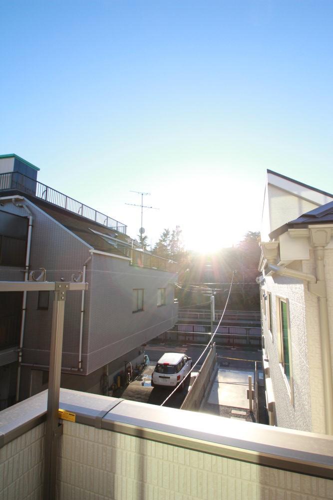 View photos from the dwelling unit. It is a good balcony per yang.