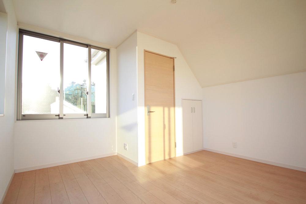 Non-living room. Bright, easy-to-use Western-style.