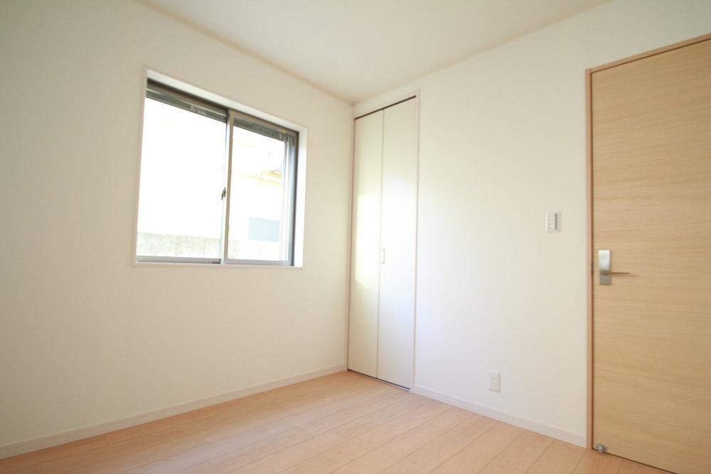 Non-living room. There is housed in each room.