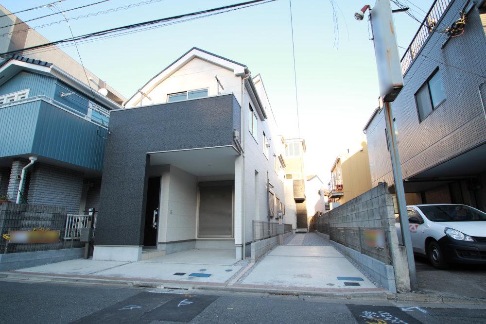 Local photos, including front road. Facing the wide road.