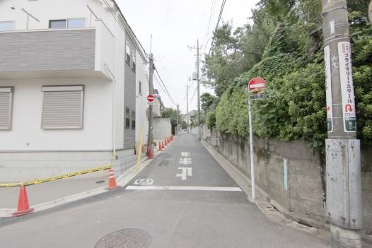 Local photos, including front road. East 4.54m public road It is safe even less even car street the other hand, since the is the exit of the traffic.