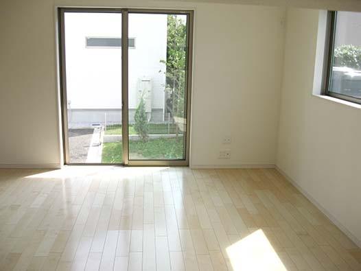 Non-living room. Same specifications room