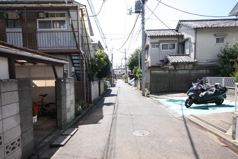 Local photos, including front road. Is there a sense of open field. Front road is also widely, Garage is also a breeze.