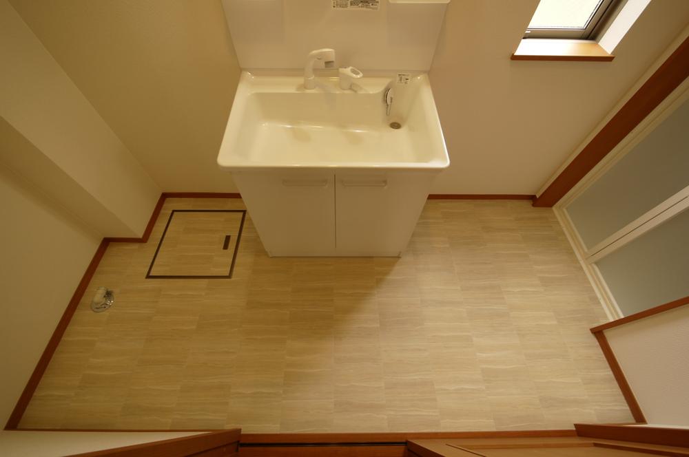 Wash basin, toilet. Indoor (08 May 2013) Shooting