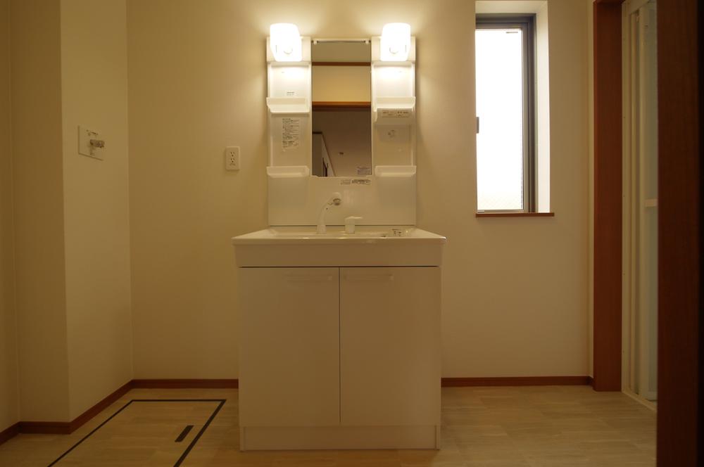 Wash basin, toilet. Indoor (08 May 2013) Shooting