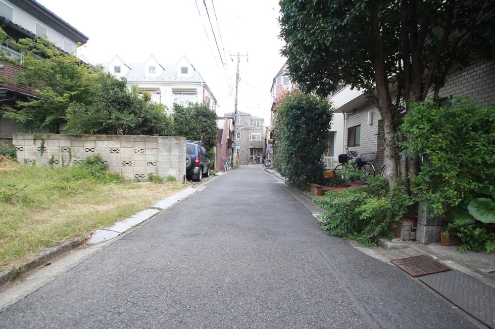 Local photos, including front road. Front road is less car street, Small children is also safe. 