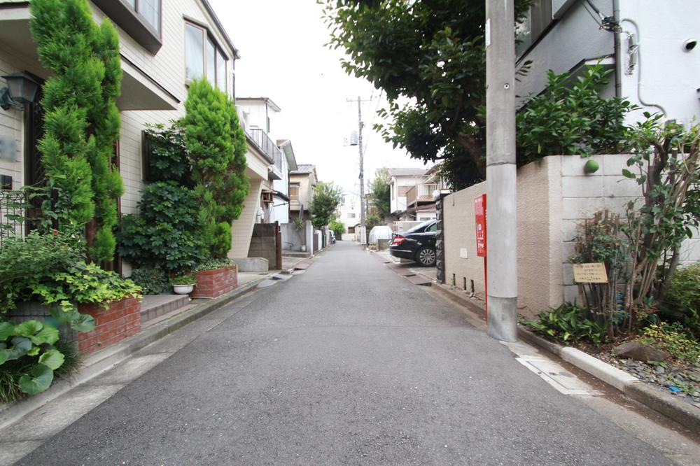 Local photos, including front road. Started commercial premises in the surrounding area, It has been enhanced, such as educational institutions. 