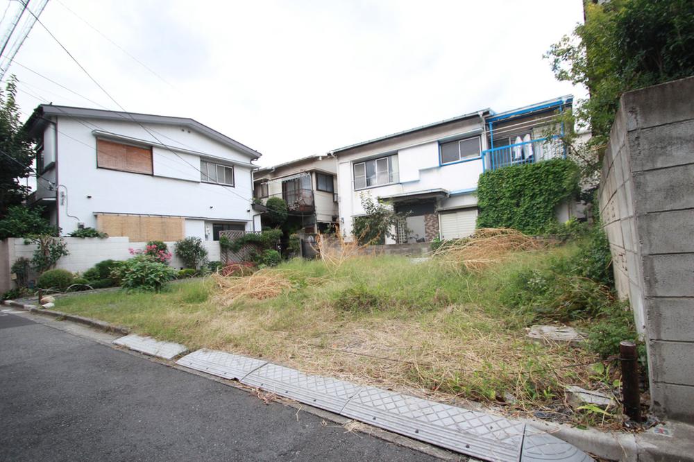 Local land photo. Chuo Line "Nakano" station good location of the 8-minute walk. It will be in a green quiet residential area. 
