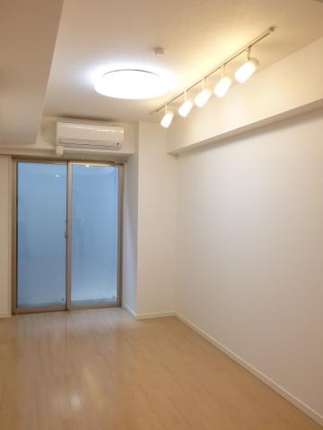 Non-living room. (1)